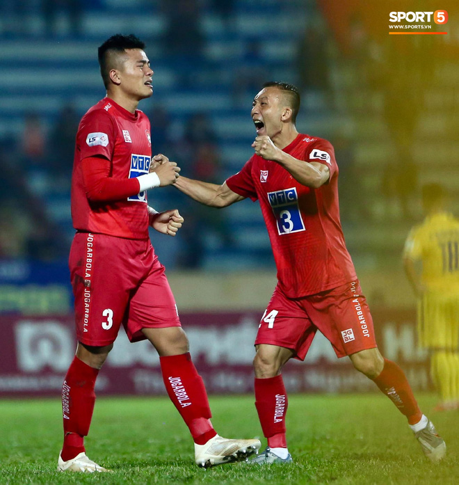 Cầu thủ U22 Việt Nam bị kẹp cổ vì đòi đánh trọng tài và cái kết suýt bị CĐV quá khích ở sân Thiên Trường tấn công - Ảnh 12.