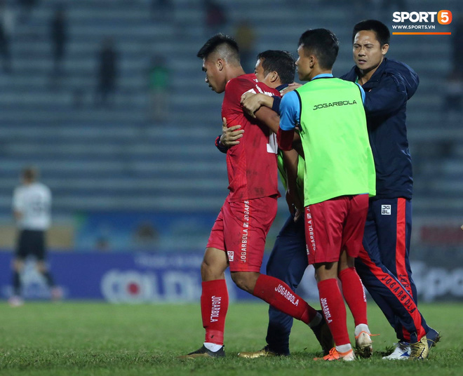 Cầu thủ U22 Việt Nam bị kẹp cổ vì đòi đánh trọng tài và cái kết suýt bị CĐV quá khích ở sân Thiên Trường tấn công - Ảnh 7.