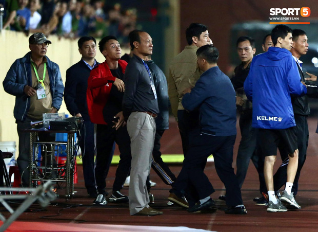 Cầu thủ U22 Việt Nam bị kẹp cổ vì đòi đánh trọng tài và cái kết suýt bị CĐV quá khích ở sân Thiên Trường tấn công - Ảnh 8.
