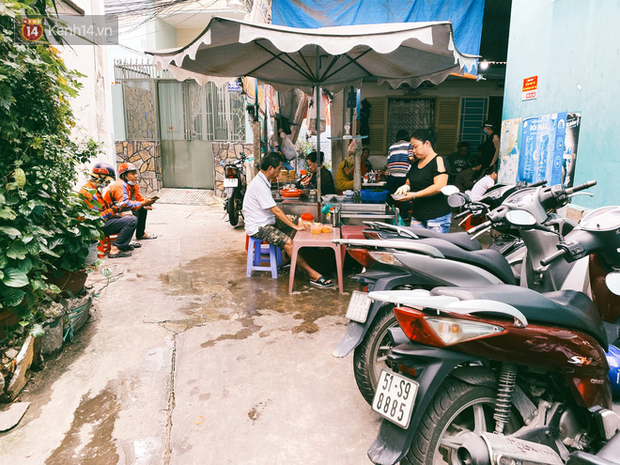 Tìm đến mì chửi đắt khách nhất Sài Gòn sau lùm xùm trên mạng: Cứ 5 phút nghe chửi 1 lần, khách đến ăn im thin thít vì sợ - Ảnh 2.