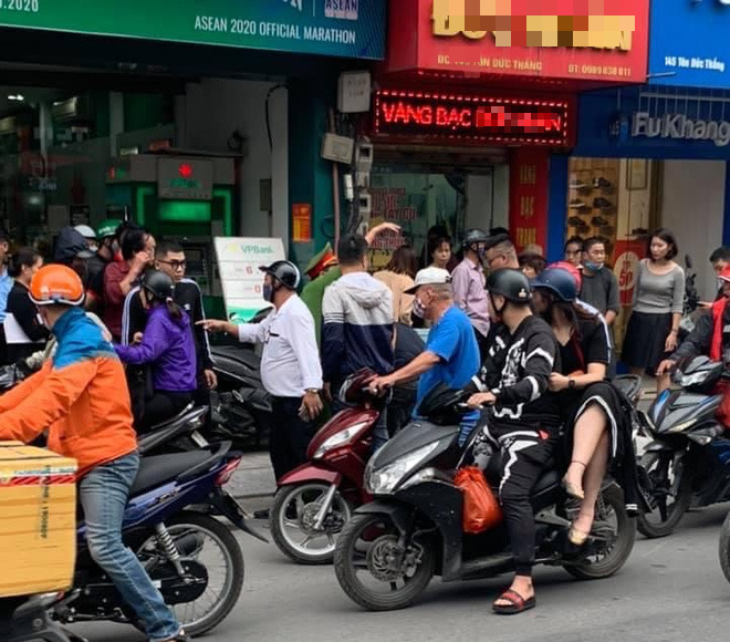 Nam thanh niên táo tợn cầm dao lao vào cướp tiệm vàng giữa ban ngày ở Hà Nội - Ảnh 1.