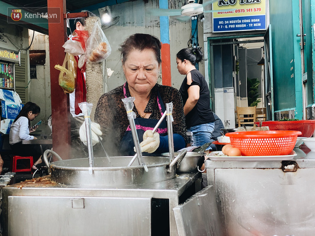 Tìm đến mì chửi đắt khách nhất Sài Gòn sau lùm xùm trên mạng: Cứ 5 phút nghe chửi 1 lần, khách đến ăn im thin thít vì sợ - Ảnh 5.