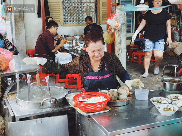 Tìm đến mì chửi đắt khách nhất Sài Gòn sau lùm xùm trên mạng: Cứ 5 phút nghe chửi 1 lần, khách đến ăn im thin thít vì sợ - Ảnh 6.