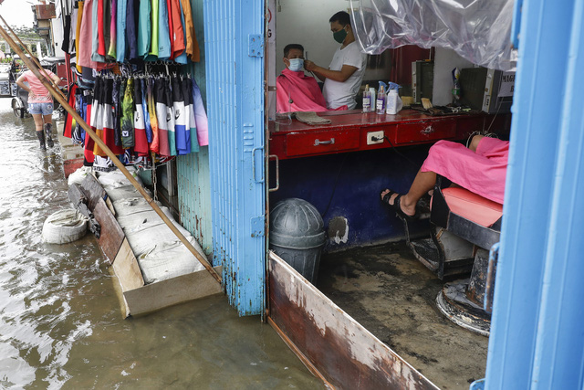 Hàng chục nghìn người phải sơ tán do bão Molave, Philippines ra cảnh báo bão cao nhất - Ảnh 2.