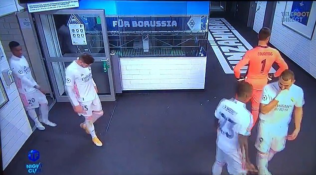 Benzema chửi đồng đội trẻ thậm tệ và yêu cầu mọi người tẩy chay - Ảnh 2.