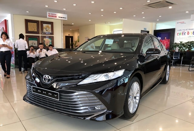 Thua đau Vinfast Lux, “tượng đài” sedan Toyota Camry, Mazda 6 giảm giá tới 50 triệu - Ảnh 1.