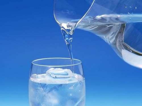 Sự thật uống nước lạnh sau ăn có hại tim? - Ảnh 2.