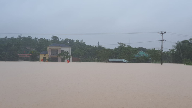 Liên đoàn Võ thuật tổng hợp Việt Nam cùng Báo Điện tử Tổ Quốc đưa ca nô cao tốc vào Quảng Bình cứu trợ người dân vùng lũ - Ảnh 2.