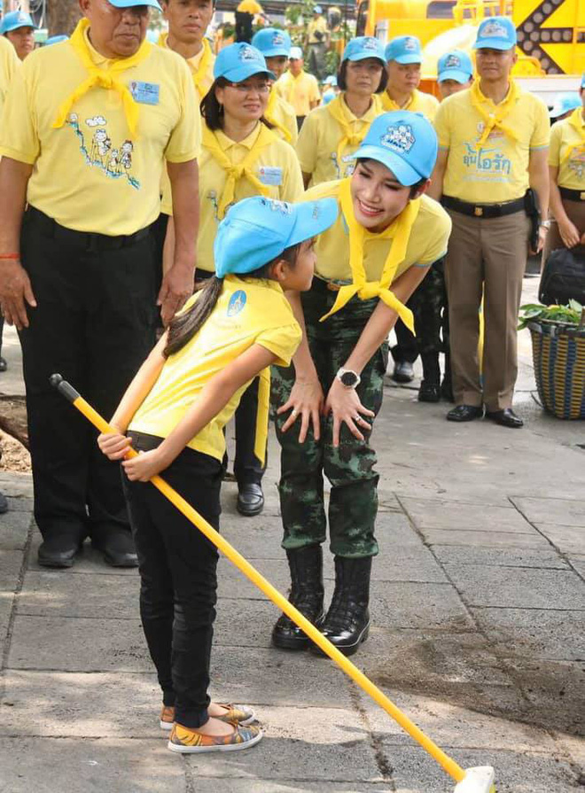 Hoàng quý phi Thái Lan mắt đỏ hoe, rưng rưng khóc khi làm tình nguyện cùng câu chuyện nhỏ cho thấy phẩm chất cao quý gây sốt MXH - Ảnh 6.