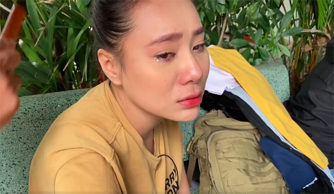 Diễn viên Hồ Bích Trâm òa khóc vì nhà ở quê bị tốc mái, tan hoang sau bão - Ảnh 3. Diễn viên Hồ Bích Trâm òa khóc vì nhà ở quê bị tốc mái, tan hoang sau bão - Ảnh 3.