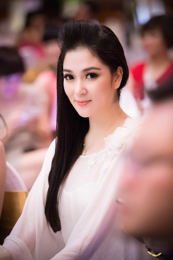 Tuổi thơ nghèo khổ cùng bố mẹ chạy lũ, chống bão của Hoa hậu Nguyễn Thị Huyền - Ảnh 1.