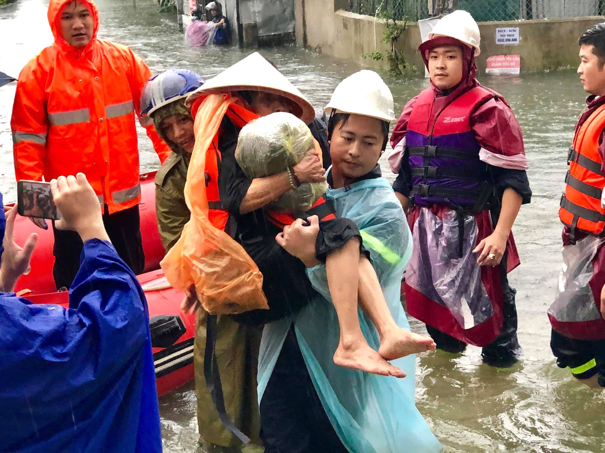 [ẢNH] Cứu hộ lội nước ngang ngực, bế trẻ em, người già ra khỏi nhà ngập lụt ở Nghệ An - Ảnh 6.