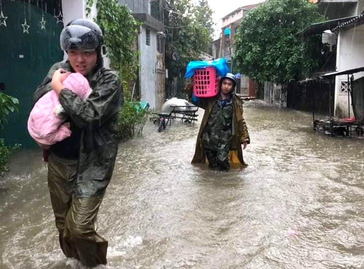 [ẢNH] Cứu hộ lội nước ngang ngực, bế trẻ em, người già ra khỏi nhà ngập lụt ở Nghệ An - Ảnh 17.