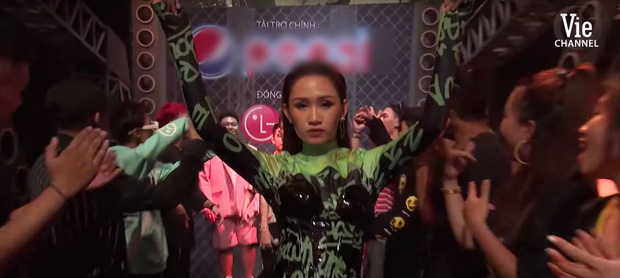Chị áo xanh giơ bảng tên của Rap Việt: Khán giả chọc trên sân khấu cosplay lon nước ngọt nhưng ngoài đời cool lắm nha - Ảnh 1.