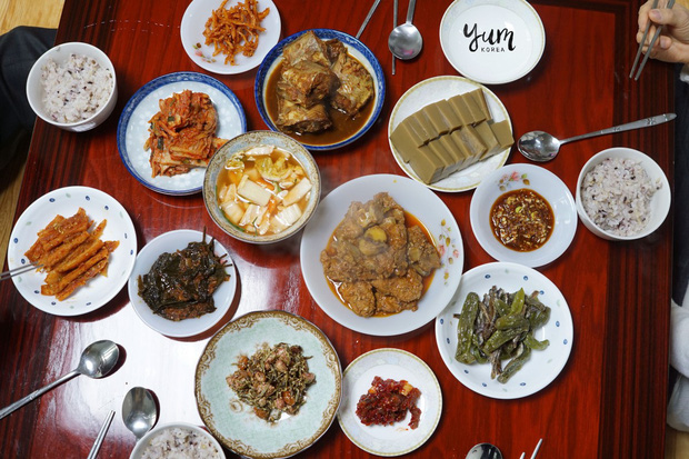 Không thua kém gì Việt Nam, người Hàn Quốc cũng có rất nhiều thủ tục trên bàn ăn - Ảnh 2.