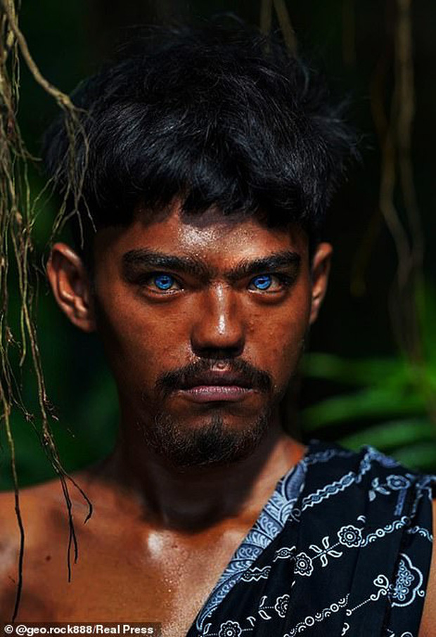 Bộ tộc kỳ bí ở Indonesia với đôi mắt xanh biếc như màu trời, nguyên nhân là do hội chứng lạ mà người ở đây mắc phải - Ảnh 1.