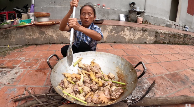 Lắm lùm xùm nhưng cũng cực kỳ hài hước: Xem một clip của Bà Tân Vlog mà đứng hình vài lần vì cách miêu tả của bà - Ảnh 4.