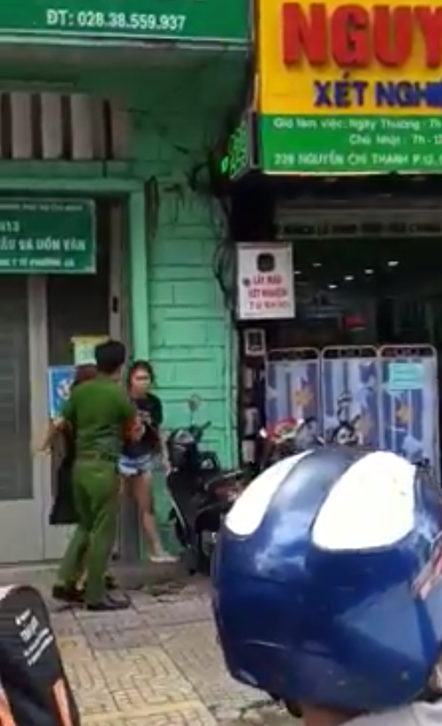 Sau cự cãi, nam thanh niên đi ô tô 7 chỗ dùng gậy sắt đập xe BMW của người phụ nữ ở Sài Gòn - Ảnh 2.