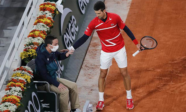 SỐC: Djokovic lại đánh bóng trúng mặt trọng tài tại Roland Garros - Ảnh 1.