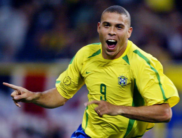 Vì sao Ronaldo để tóc móng lừa, Brazil vô địch World Cup 2002? - Ảnh 1.