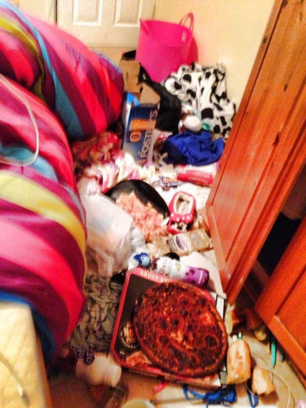 Vô tư ngủ cạnh núi rác ngập ngụa đủ thể loại, người phụ nữ nhẹ nhàng giật luôn giải nhất cuộc thi phòng ngủ bừa bộn nhất nước Anh - Ảnh 2.