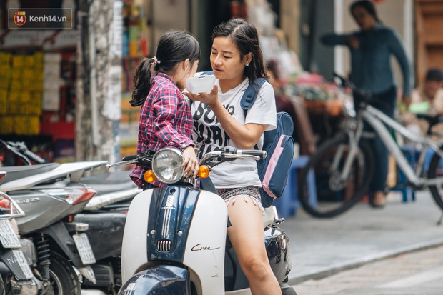 Chùm ảnh: Tiết trời se lạnh, người Hà Nội khoác thêm áo ấm, hưởng trọn không khí mát lành của mùa Thu - Ảnh 7.