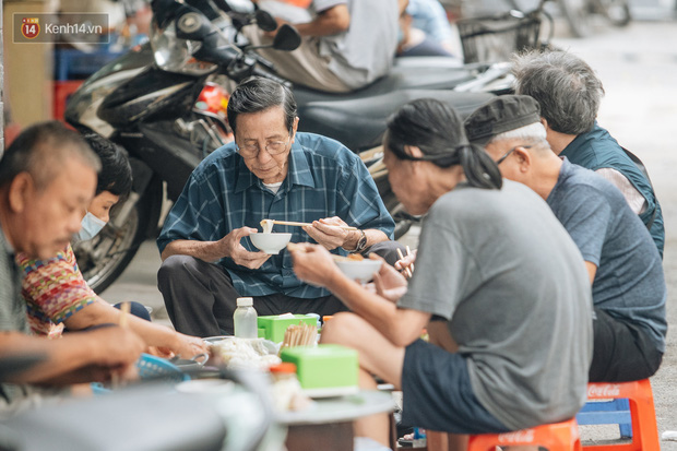 Chùm ảnh: Tiết trời se lạnh, người Hà Nội khoác thêm áo ấm, hưởng trọn không khí mát lành của mùa Thu - Ảnh 8.