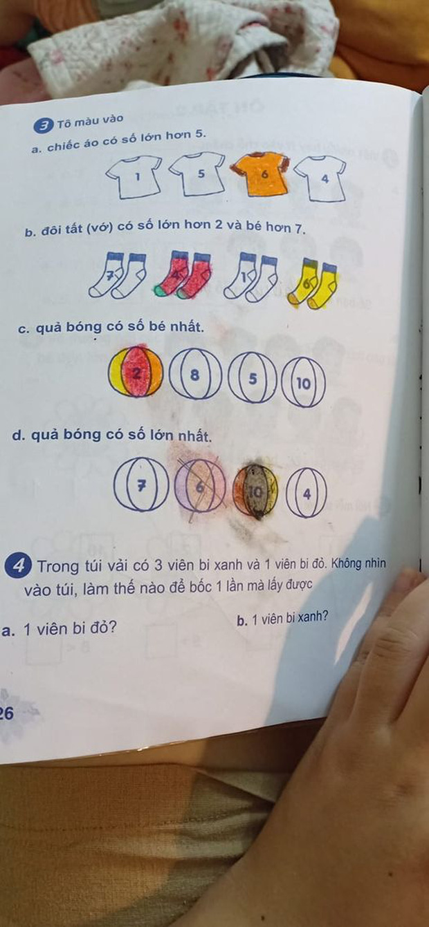 Toán lớp 1: Trong túi có 3 bi xanh - 1 bi đỏ. Làm sao 1 lần bốc được 1 đỏ - 1 xanh, tưởng khó nhằn ai ngờ đáp án siêu dễ - Ảnh 1.