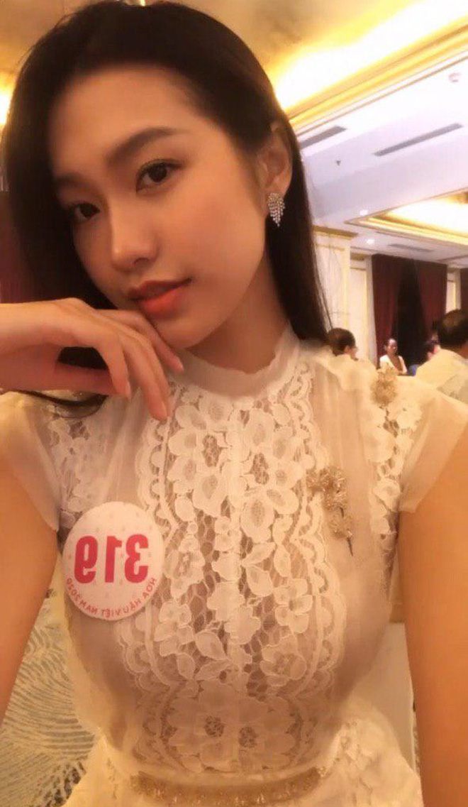 Điểm khác lạ của Hải My - thí sinh hot nhất Hoa hậu Việt Nam trong ảnh selfie với hình BTC công bố - Ảnh 2.