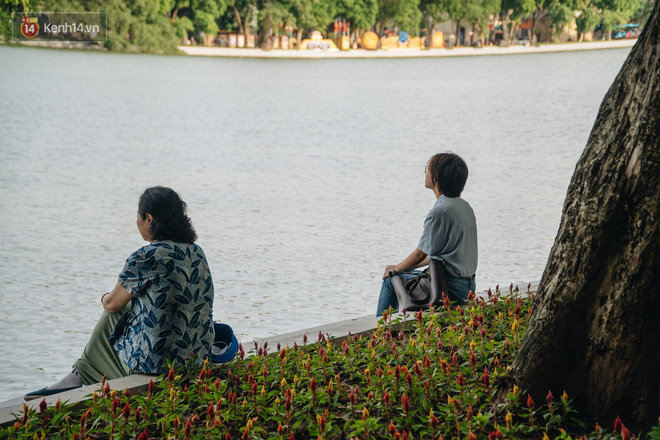 Người Hà Nội thích thú với diện mạo mới của hồ Gươm sau 5 tháng lát đá vĩnh cửu - Ảnh 12.