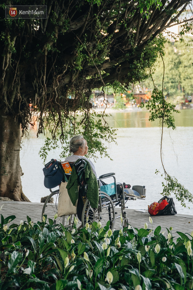 Người Hà Nội thích thú với diện mạo mới của hồ Gươm sau 5 tháng lát đá vĩnh cửu - Ảnh 14.