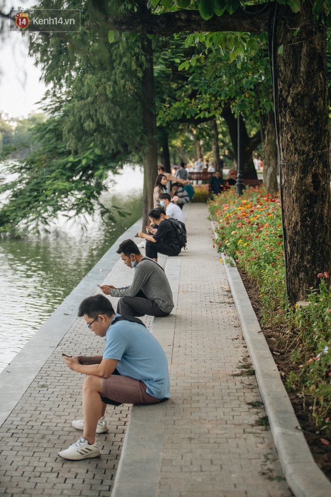 Người Hà Nội thích thú với diện mạo mới của hồ Gươm sau 5 tháng lát đá vĩnh cửu - Ảnh 16.