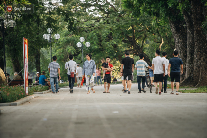 Người Hà Nội thích thú với diện mạo mới của hồ Gươm sau 5 tháng lát đá vĩnh cửu - Ảnh 21.