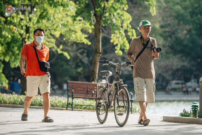 Người Hà Nội thích thú với diện mạo mới của hồ Gươm sau 5 tháng lát đá vĩnh cửu - Ảnh 29.