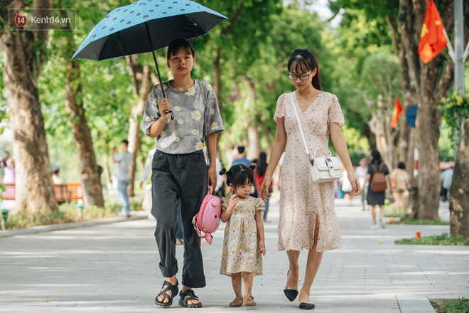 Người Hà Nội thích thú với diện mạo mới của hồ Gươm sau 5 tháng lát đá vĩnh cửu - Ảnh 30.