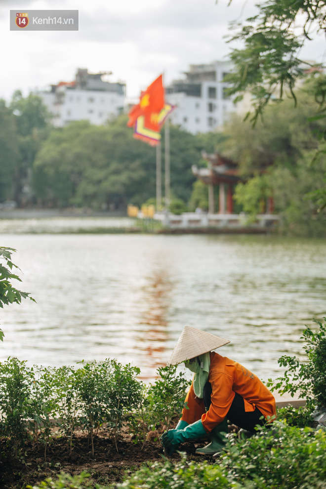 Người Hà Nội thích thú với diện mạo mới của hồ Gươm sau 5 tháng lát đá vĩnh cửu - Ảnh 6.