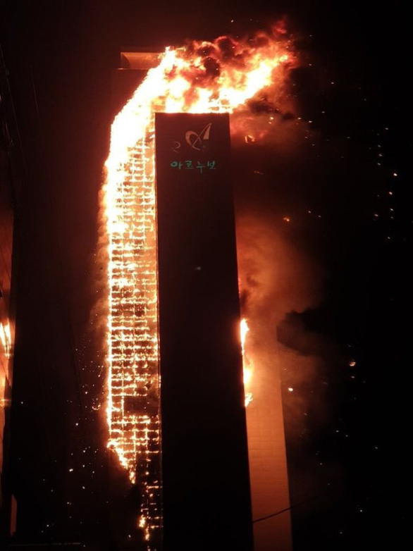 Hàn Quốc: Tòa nhà 33 tầng bốc cháy như ngọn đuốc khổng lồ, ít nhất 13 người bị thương - Ảnh 2.