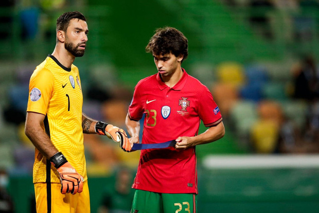 Video: Sao 81 triệu euro Joao Felix bị gọi là Ronaldo dỏm vì bỏ lỡ cơ hội khó tin - Ảnh 1.