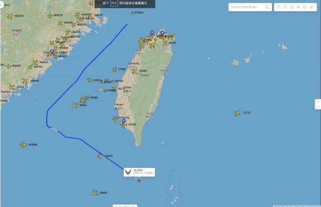 Hành động lạ của máy bay quân sự Mỹ khi bay qua eo biển Đài Loan - Ảnh 1.