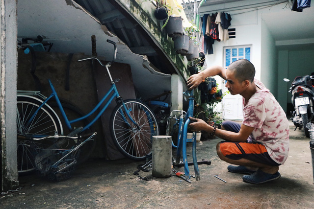 Chàng trai biến xe đạp sắt vụn thành xe mới toanh tặng người nghèo ở Sài Gòn - Ảnh 4.