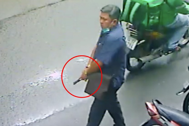 Lời khai của người đàn ông dùng súng nhựa doạ 2 người phụ nữ ở Sài Gòn - Ảnh 1.
