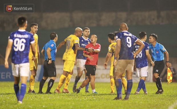 Trợ lý CLB Nam Định chạy vào sân gây rối để câu giờ, bị đuổi khỏi sân nhưng vẫn cực vui - Ảnh 1.