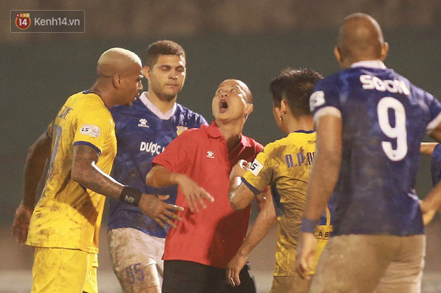 Trợ lý CLB Nam Định chạy vào sân gây rối để câu giờ, bị đuổi khỏi sân nhưng vẫn cực vui - Ảnh 2.