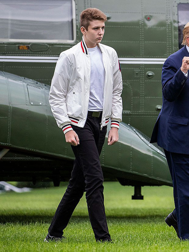 Loạt ảnh chiều cao khủng của “Hoàng tử Nhà Trắng” Barron Trump biến các bạn mình thành người tí hon, chỉ đi bộ đã nhanh bằng bạn chạy - Ảnh 2.