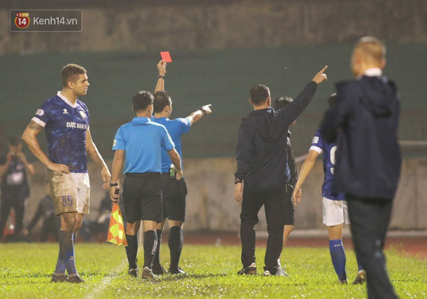 Trợ lý CLB Nam Định chạy vào sân gây rối để câu giờ, bị đuổi khỏi sân nhưng vẫn cực vui - Ảnh 3.