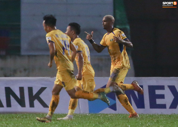 Trợ lý CLB Nam Định chạy vào sân gây rối để câu giờ, bị đuổi khỏi sân nhưng vẫn cực vui - Ảnh 5.