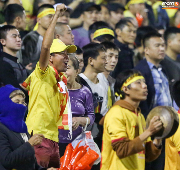 Trợ lý CLB Nam Định chạy vào sân gây rối để câu giờ, bị đuổi khỏi sân nhưng vẫn cực vui - Ảnh 11.