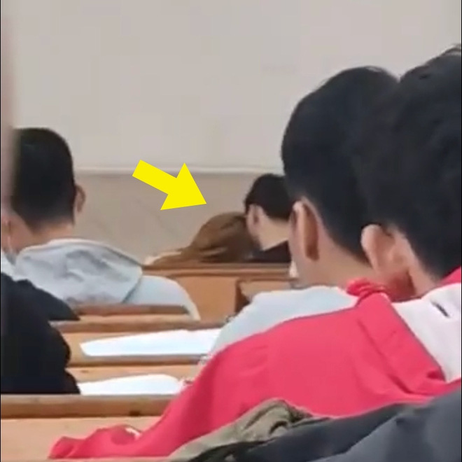 Cặp đôi vô tư ôm hôn, ngả đầu vào nhau trong lớp học, nhìn kỹ vị trí ngồi lại càng nhức mắt hơn - Ảnh 2.