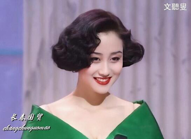 Hoa hậu châu Á Lợi Trí thời trẻ: Gương mặt hoàn mỹ, body chữ S, bảo sao Lý Liên Kiệt và trùm sòng bạc Macau mê như điếu đổ - Ảnh 1.