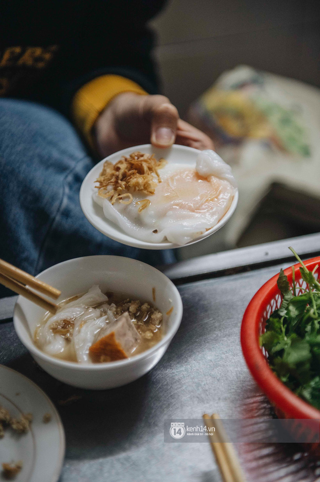 Hàng bánh cuốn vô danh kỳ lạ nhất Hà Nội: chỉ bán lúc nửa đêm, nằm sâu trong ngõ mà bao người biết đến - Ảnh 13.